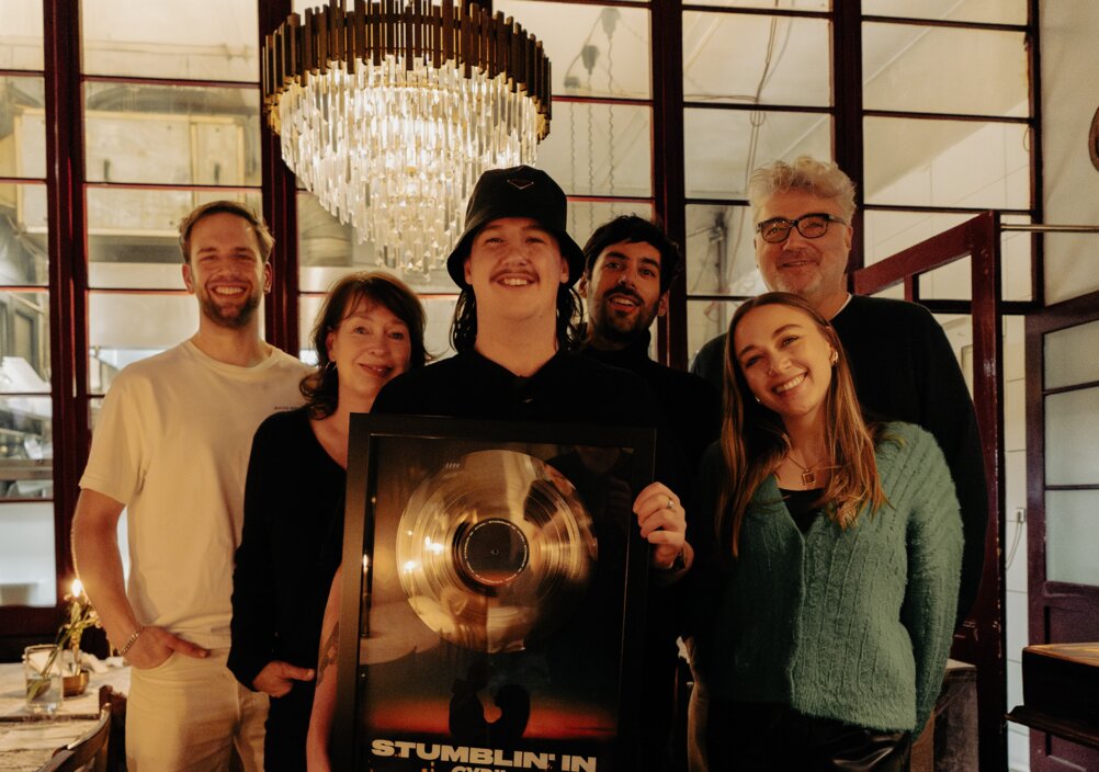 News-Titelbild - Warner Music verleiht Platin an CYRIL für 'Stumblin' In'