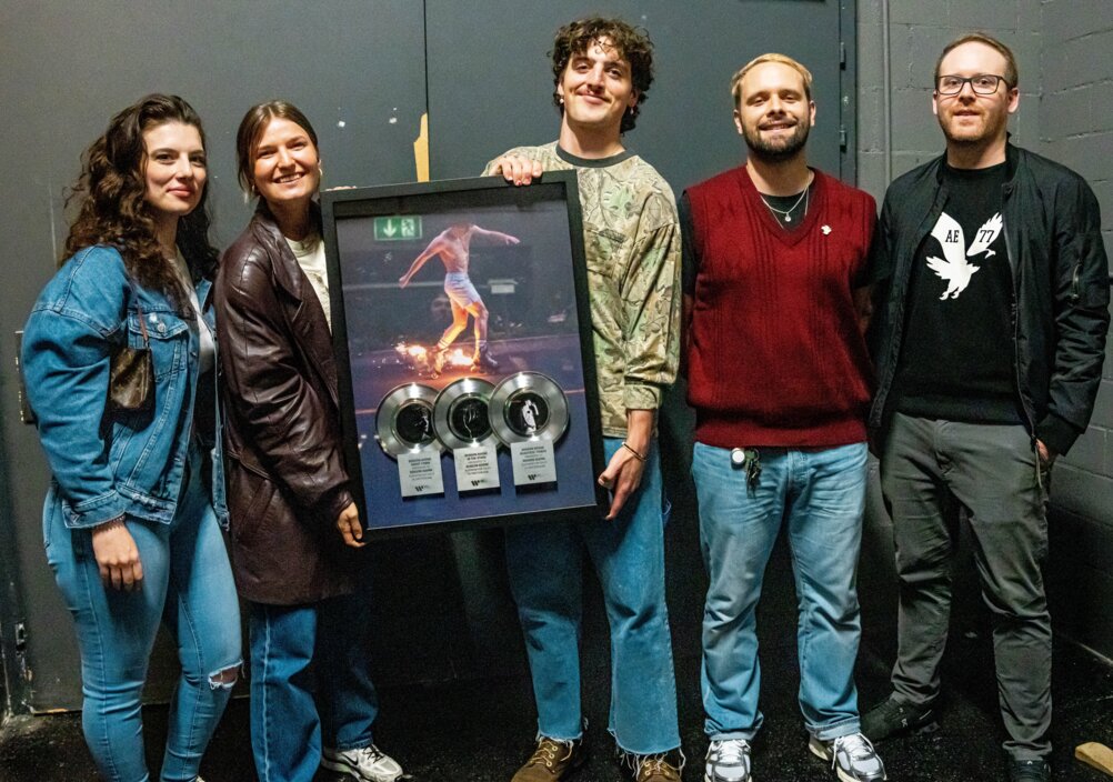 News-Titelbild - Warner Music verleiht Dreifach-Platin an Benson Boone in der Schweiz