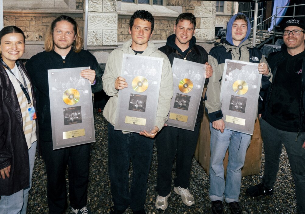 News-Titelbild - Warner Music verleiht Gold an Provinz in der Schweiz