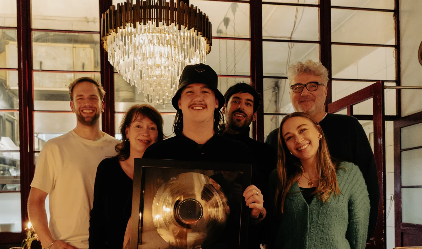 News-Titelbild - Warner Music verleiht Platin an CYRIL für 'Stumblin' In'