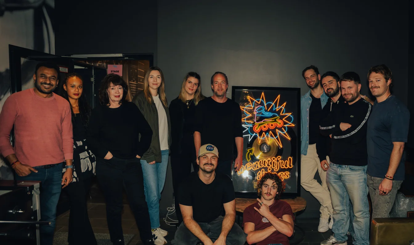 News-Titelbild - Warner Music ehrt Benson Boone mit Platin für 'Beautiful Things'