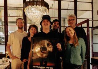 News-Titelbild - Warner Music verleiht Platin an CYRIL für 'Stumblin' In'