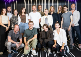 News-Titelbild - Warner Music kooperiert mit Tigerspring und signt dänisches Duo ROYA