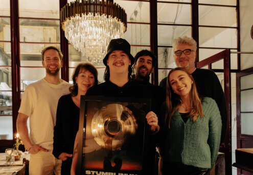 News-Titelbild - Warner Music verleiht Platin an CYRIL für 'Stumblin' In'